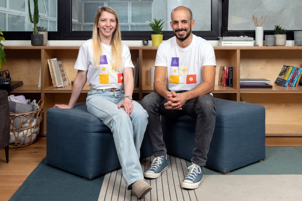 Gable's co-founders Liza Mash Levin and Omri Haviv sit together for a photo.